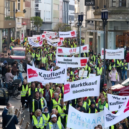Teilnehmer eines Warnstreiks demonstrieren für die Verdi-Forderungen im Einzelhandel-Tarifstreit (Bild: dpa / Bernd Thissen)