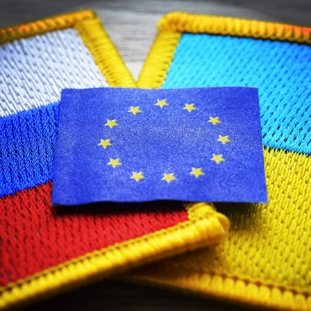 EU-Fahne auf den Fahnen von Russland und der Ukraine