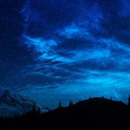 Ein blauer Nachthimmel über Bergen
