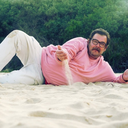 Der Musiker Carsten Meyer liegt am Strand