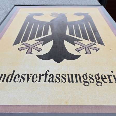 Schild in Stein zeigt den Bundesadler und den Schriftzug "Verfassungsgericht"
