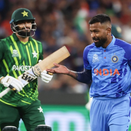 Indiens Hardik Pandya (rechts) und  Pakistans Mohammad Nawaz (links) während des T20 World Cup Cricket-Spiels zwischen Indien und Pakistan in Melbourne, Australien, im Oktober 2022: Seit Jahrzehnten übertragen sich die Spannungen zwischen den Erzfeinden Indien und Pakistan aufs Spielfeld.