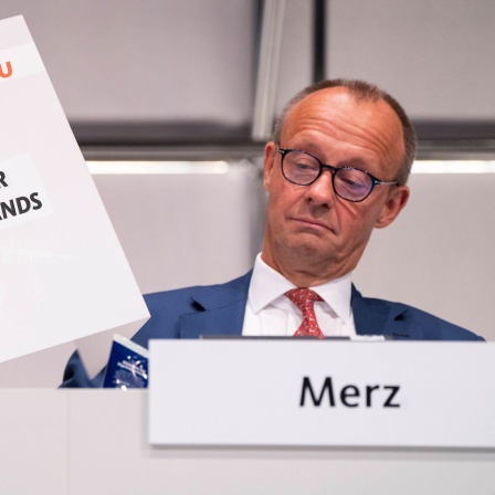  35. Bundesparteitag der CDU Deutschlands in Hannover Der Parteivorsitzende Friedrich Merz mit Tischwahlkabine während der Wahl des Amts der stellvertretenden Generalsekretärin35. Bundesparteitag der CDU Deutschlands in Hannover.