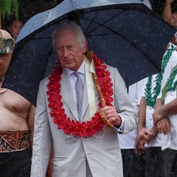 Der britische König Charles III. bei einer Zeremonie beim Besuch der Insel Samoa 