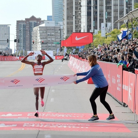 Brigid Kosgei läuft beim Marathon in Chicago durch das Ziel.