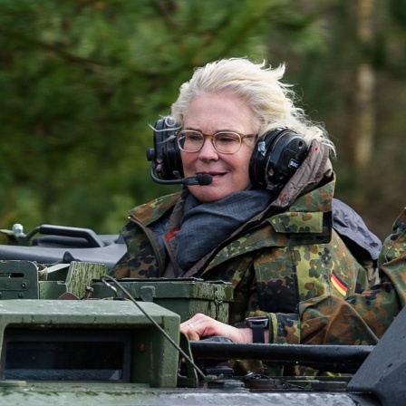 Christine Lambrecht, Verteidigungsministerin, fährt bei ihren Besuch der Panzerlehrbrigade 9 in einem Panzer mit
