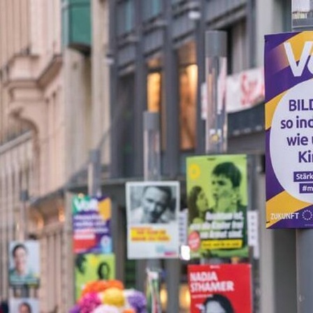 Wahlplakate hängen in der Leipziger Innenstadt, ganz vorne das Plakate der Partei Volt.