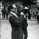 Der Regisseur Jean-Luc Godard filmt mit einer Kamera