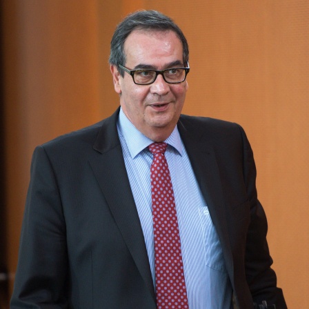 Journalist Georg Streiter im Bundeskanzleramt in Berlin. Er ist der Erfinder der Bild-Schlagzeile &#034;Wir sind Papst&#034; und weiß, dass er bald sterben wird: Georg Streiter hat Lungenkrebs und spricht in SWR1 Leute übers Warten auf den Tod.