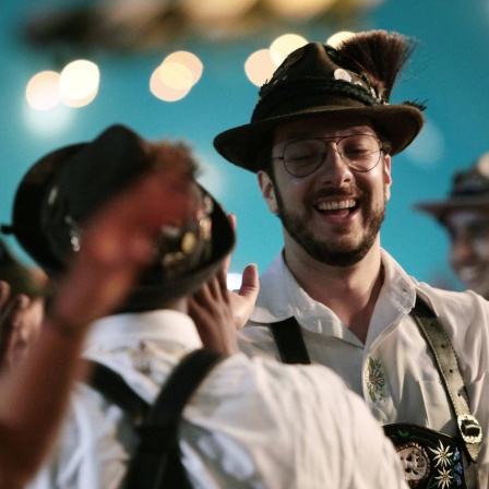 Tänzerinnen und Tänzer nehmen am 24. November 2012 an den Feierlichkeiten zum Oktoberfest in Sao Paulo, Brasilien, teil.