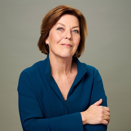 Autorin Dora Heldt schaut in die Kamera. in SWR1 Leute spricht sie über Bücher, ihren jüngsten Roman und ihre Großmutter.