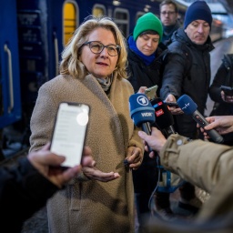 Svenja Schulze bei ihrer Ankunft mit dem Zug am Bahnhof in Kiew. 