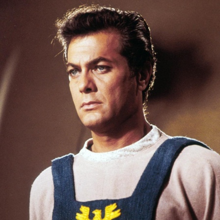 Tony Curtis als Andrei Bulba in dem Film Taras Bulba, der 1962 erschien. Er blickt mit ernster Miene aus dem Bild heraus.