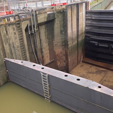 Ein provisorisches Schleusentor dichtet die Schleuse Müden ab, die durch die Kollision mit einem Frachtschiff beschädigt wurde.