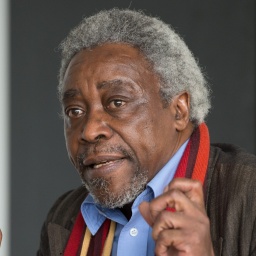 Der in Berlin lebende Herero Mnyaka Sururu Mboro am 05.03.2014 in Berlin während einer Pressekonferenz des Bündnisses "Völkermord verjährt nicht".