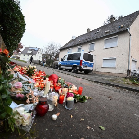 Kerzen und Blumen stehen an einem Tatort, an dem am Tag zuvor zwei Mädchen von einem Mann mit einem Messer angegriffen wurden. Eine 14-Jährige erlag am Montag ihren schweren Verletzungen.
