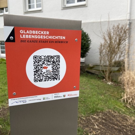 Tafel mit QR-Code zum Gladbecker Audiowalk