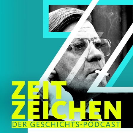 Bundeskanzler Helmut Schmidt rauchend und mit der linken Hand am Ohr