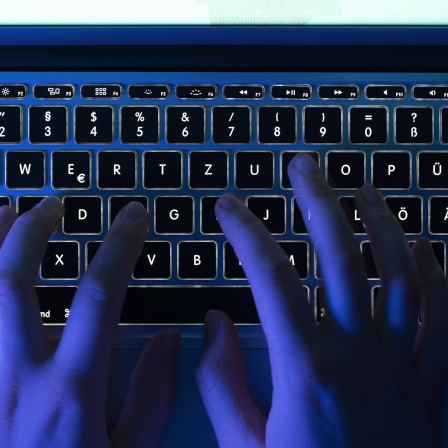 Finger an einer Laptop-Tastatur