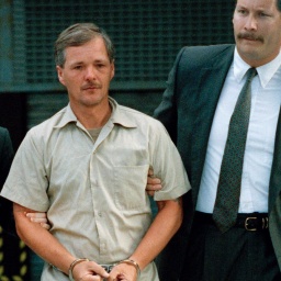 Jack Unterweger wird 1992 von U.S. Marshals vor einem Gericht abgeführt.