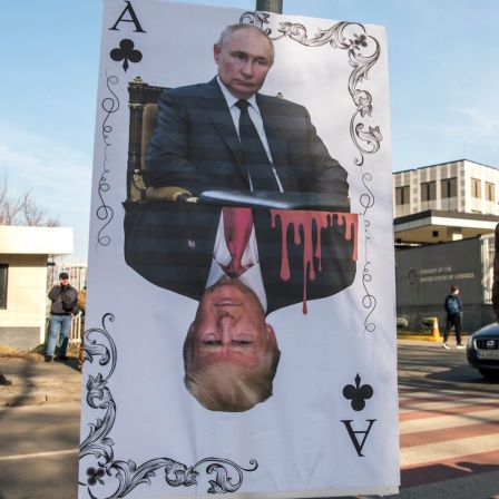 Eine Kundgebung unterstützt die Ukraine und verurteilt die von der US-Regierung und Präsident Donald Trump verfolgte Politik der Beschwichtigung Russlands in der Nähe der US-Botschaft in Kiew (Ukraine).
