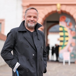 Dirk Neubauer steht vor dem Schloss in Augustusburg