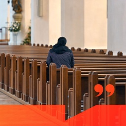 Eine Frau sitzt alleine auf einer Kirchenbank | Bild: BR