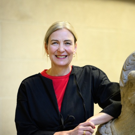 Marion Ackermann steht in der Staatsbibliothek.