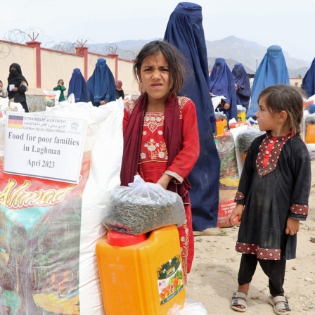 Kinderhilfe Afghanistan verteilt im April 2023 Lebensmittel an Behinderte und Waisen in Laghman