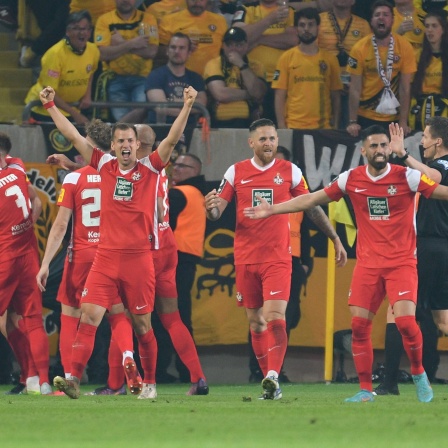 Der FC Kaiserslautern steigt durch den 2:0 Sieg gegen Dynamo Dresden in die 2. Bundesliga auf