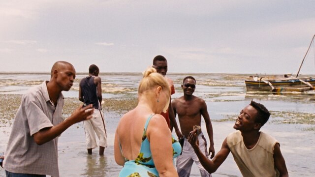 Wie im Paradies: Im Kenia-Urlaub ist Teresa (Margarethe Tiesel) plötzlich umschwärmt. | Bild: ARD Degeto/BR/Tatfilm