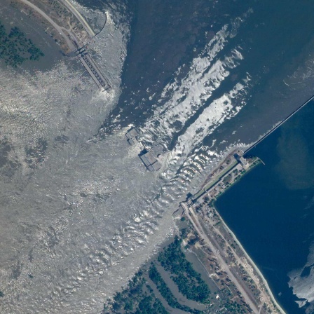 Ein Satellitenbild zeigt die Bruchstelle des Kachowka-Damms im Süden der Ukraine. (Quelle: picture alliance/dpa/Planet Labs PBC/AP | Uncredited)