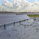 Solarpaneele auf einem Moor bei schlechtem Wetter.