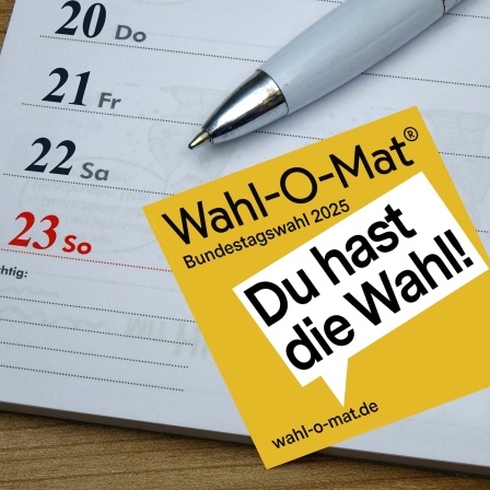 Ein Wahl-O-Mat-Aufkleber zur Bundestagswahl liegt auf einem Kalender, der am 23.02.2025 aufgeschlagen ist.