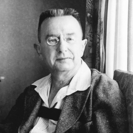 Der österreichische Komponist Franz Schmidt schaut in die Kamera. Das Bild ist schwarz-weiß.