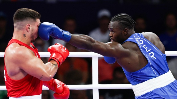 Sportschau Olympia 2024 - Boxen Viertelfinale: Nelvie Tiafack Gegen Diego Lenzi