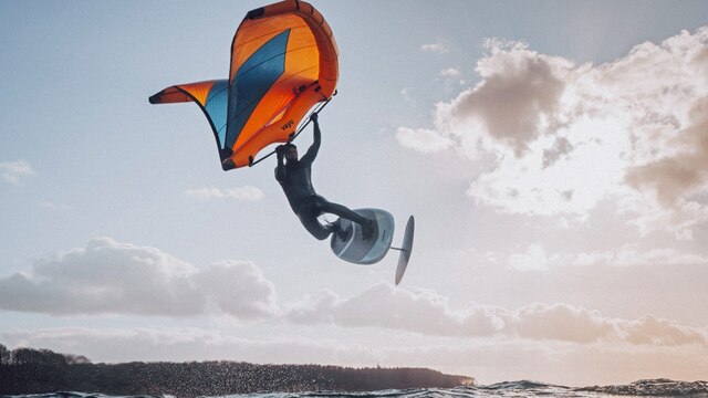 Das neue Vayu-Wingsurf-Equipment im Fördetest. Wing-Surfen ist der neue Trend in Sachen Wassersport - leicht und schnell zu lernen.