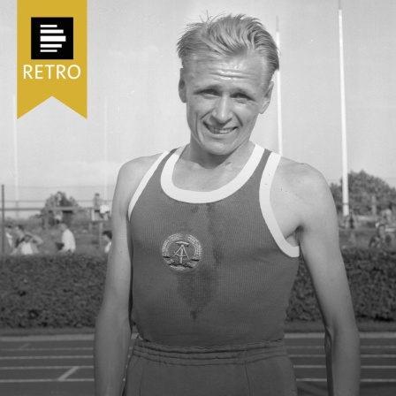 Leichtathlet Hans Grodotzki bei den Ost-West Ausscheidungen in Prag, Portraet im DDR Trikot 11.08.1962.