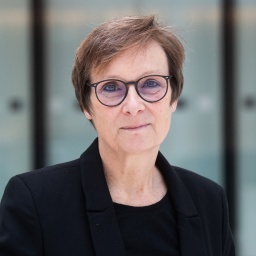 Elke Gryglewski, Geschäftsführerin Stiftung niedersächsische Gedenkstätten, steht im Landtag.