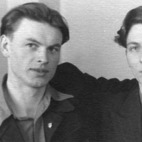 Werner Lamberz (rechts) und sein Freund Hans Modrow, 1953