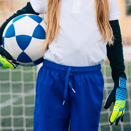 Mädchen hält Fußball in der Hand