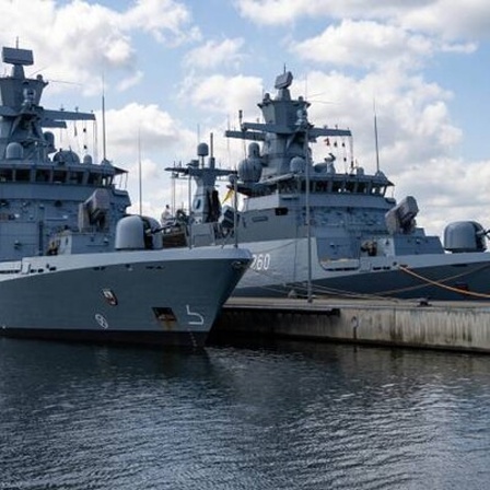 Die Korvetten "Magdeburg" (l-r) und "Braunschweig" liegen am Kai des Marinestützpunktes Hohe Düne in Warnemünde, um am Großmanöver Baltops in der Ostsee teilzunehmen (3.6.2025)