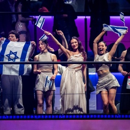 Eden Golan schwenkt eine Israel-Fahne nach ihrem Einzug ins Finale des ESC