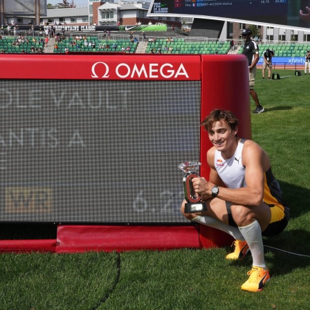 Armand Duplantis ist bei der Diamond-League in Eugene 6,23-Meter gesprungen und hat damit seinen eigenen Weltrekord geknackt.