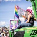 Eine Teilnehmerin eines Protests von Bauern in den Niederlanden sitzt auf einem Traktor