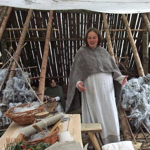 Auf dem Campus Galli wird Geschichte lebendig. In dieser Hütte wird gezeigt, wie die Menschen im Mittelalter Wolle verarbeitet haben.
