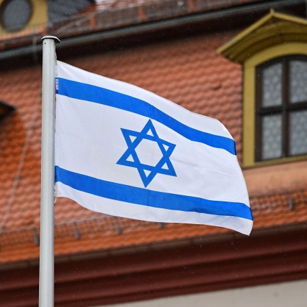 Eine israelische Flagge weht am Fahnenmast vor der Thüringer Staatskanzlei