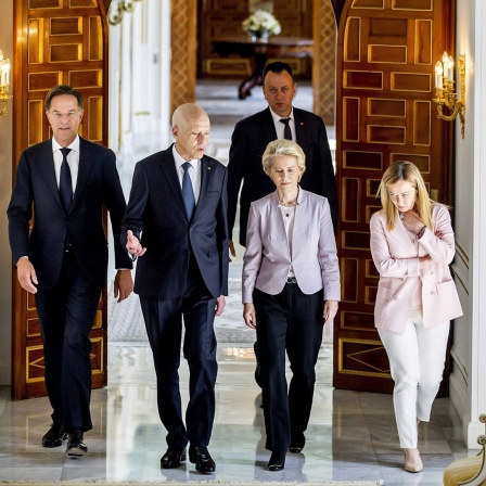 Der Ministerpräsident der Niederlande, Mark Rutte (links), geht zusammen mit der Präsidentin der Europäischen Kommission, Ursula von der Leyen (2. von rechts), der Ministerpräsidentin von Italien, Giorgia Meloni (rechts), und  dem Präsidenten von Tunesien, Kais Saied (2. von links) im Präsidentenpalast in Tunis zu gemeinsamen Gesprächen.