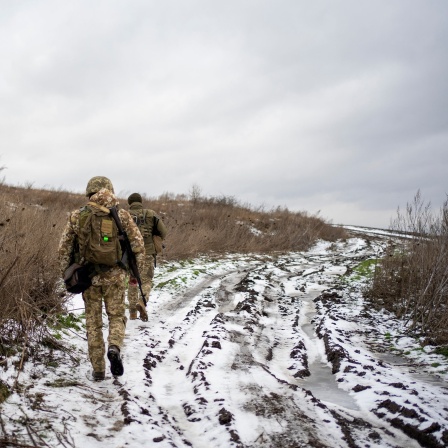 Zwei Offiziere des ukrainischen Grenzschutzes begeben sich in der Region Sumy auf ihren Posten.
