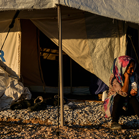Eine Frau sitzt vor ihrem Zelt im Flüchtlingslager Kara Tepe auf Lesbos